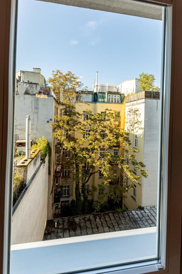 Bright + Near Belvedere By Jr Wien